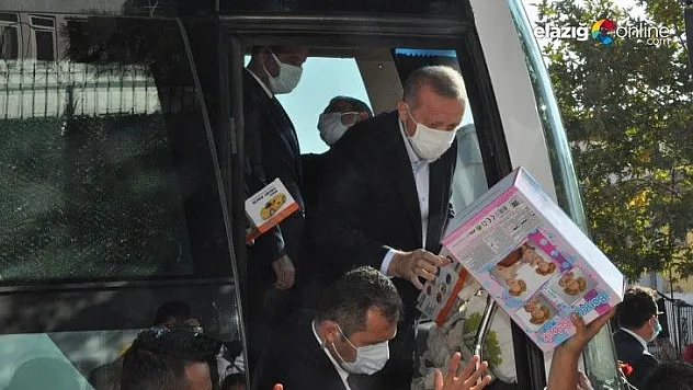 Cumhurbaşkanı Erdoğan Şırnak'ta çocuklara hediye dağıttı