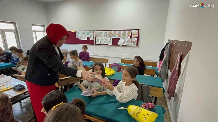 'Muhtar ana' kız çocuklarına hediyeler dağıttı