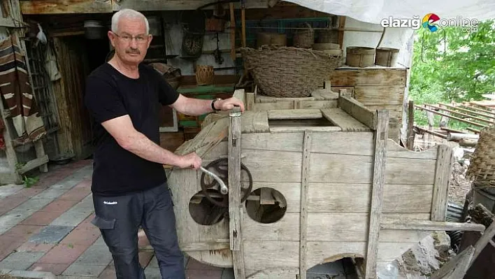 130 yıllık ahşap harman makinesine gözü gibi bakıyor