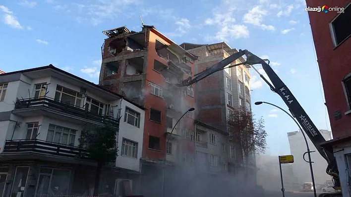 18 aydır yıkım bekleyen Adem Çavuş Apartmanı'nda yıkım işlemlerine başlandı