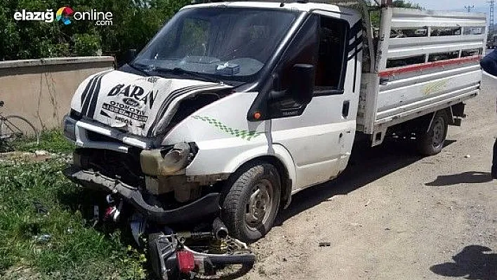 Motosiklet kamyonetin altında kaldı: 2 yaralı