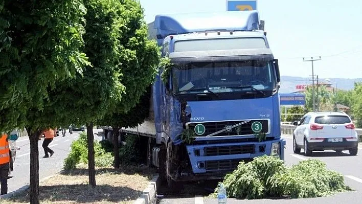 Yolçatı Kavşağı'nda tır kazası!