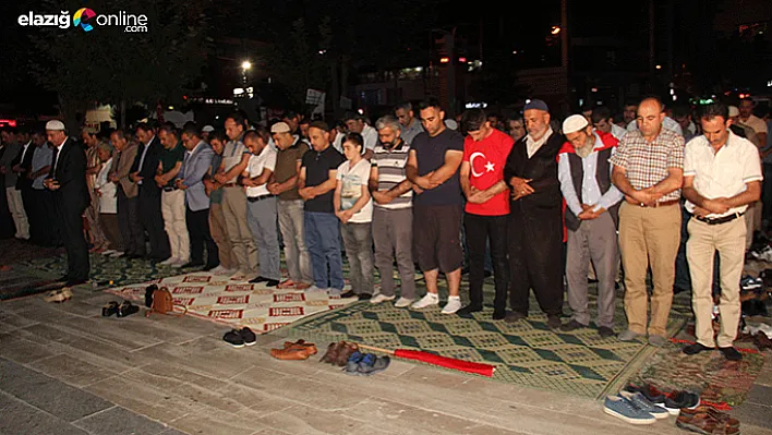 Vatandaşlar sabah namazını meydanda kıldı