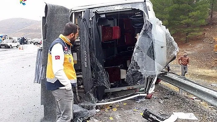 Elazığ'daki midibüs kazasında 1 ölü, 30 yaralı