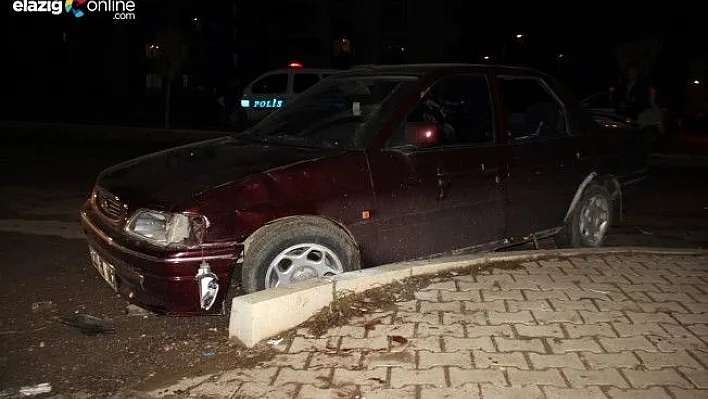 Otomobil, kaldırımda yürüyen anne ve kıza çarptı