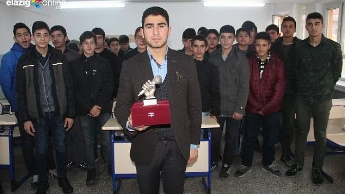 Öğretmeninin tavsiyesiyle başladı, 3 dilde şiir okuyor