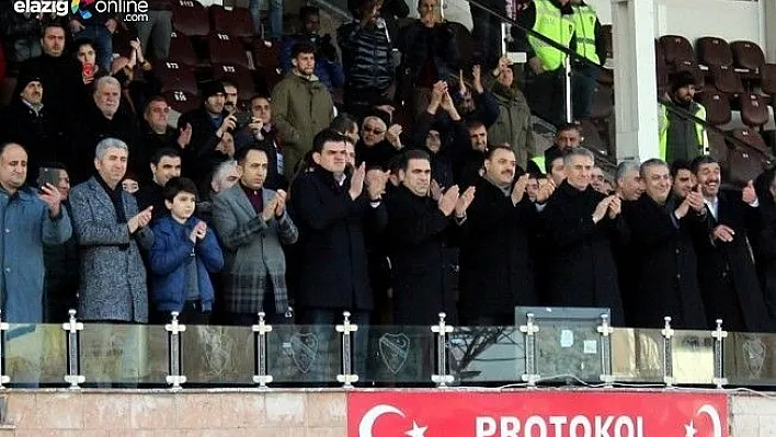 Protokol ayakta alkışladı