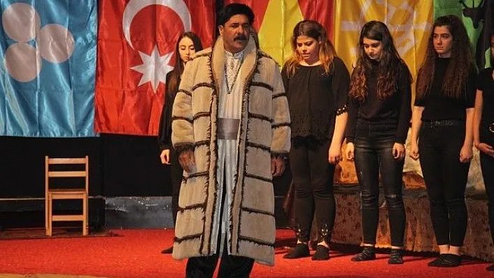 Elazığ'da &quotKızıl Elma" isimli tiyatro sahnelendi
