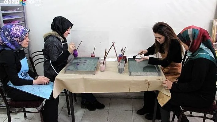 F.Ü Öğrencileri, Ebru sanatı ile stres atıyor!