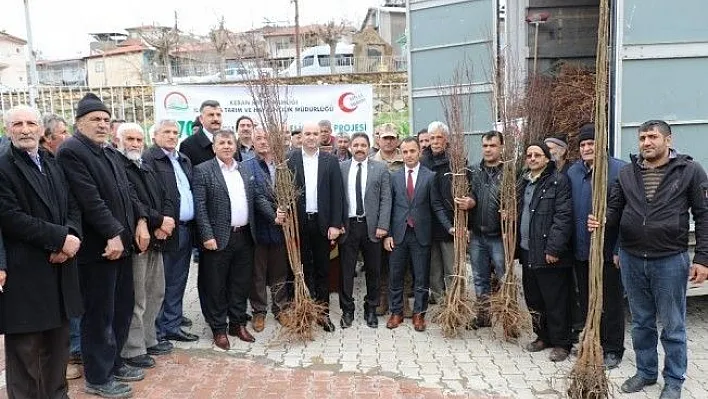 Keban'da çiftçiye 10 bin adet ceviz ve badem fidanı