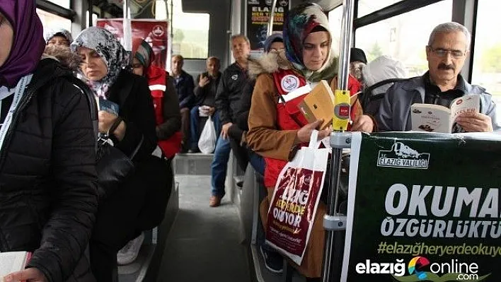 Öğrenciler dağıttı, yolcular okudu!