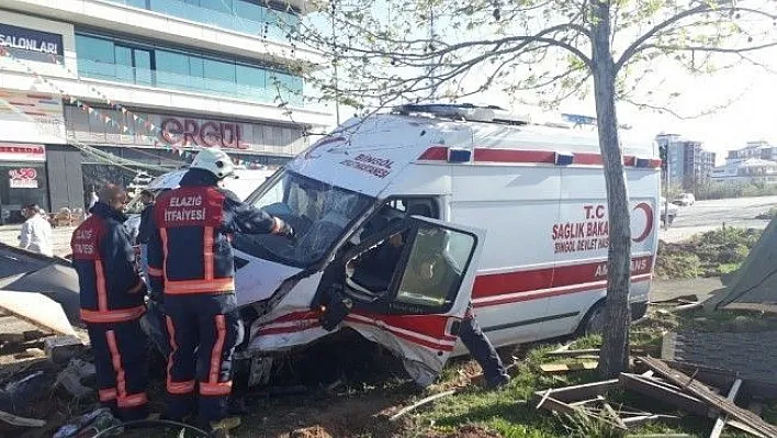 Elazığ'da ambulans ile otomobil çarpıştı: 7 yaralı