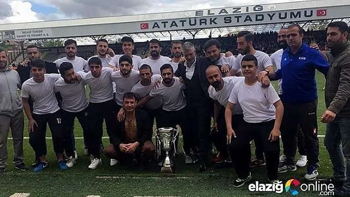 Şampiyon Rüstempaşaspor kupasına kavuştu