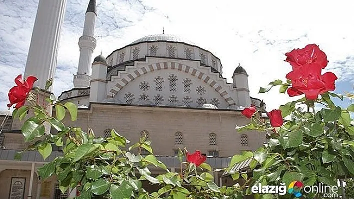 İlk teravih öncesi camiler gül koktu