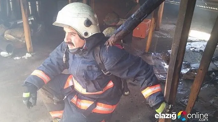 2 katlı bir binanın çatısında yangın