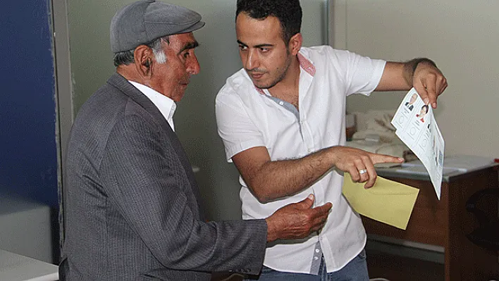 Elazığ'da gurbetçiler oy kullanmaya başladı