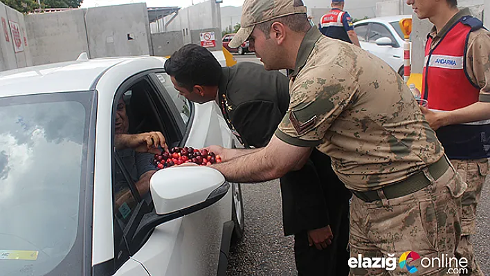 Jandarmadan kirazlı, şekerli bayram uygulaması