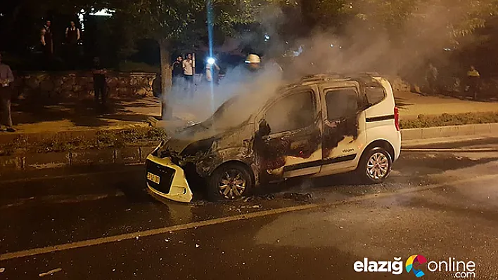 Elazığ'da seyir halindeki araç yandı