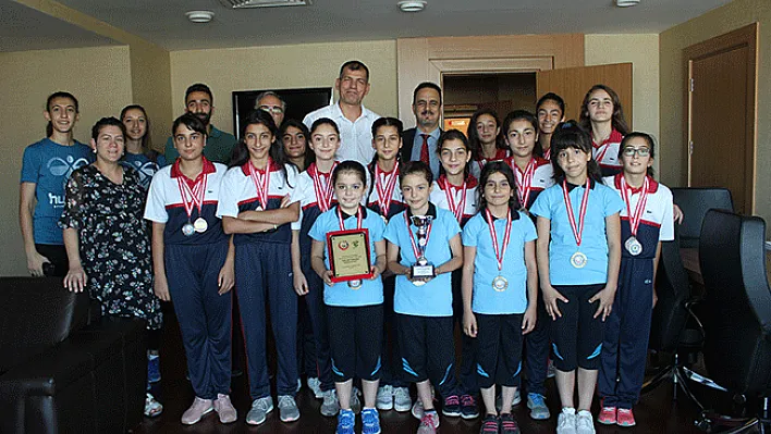 Kadın hentbolculardan Medical Park Hastanesine ziyaret