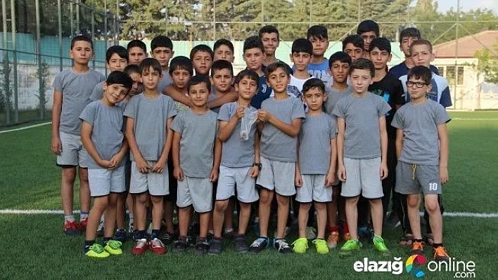 Çocuklar, harçlıklarını Elazığspor'a bağışladı