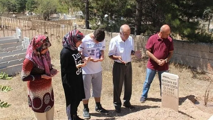Elazığ'da arefe günü mezarlıklar doldu taştı