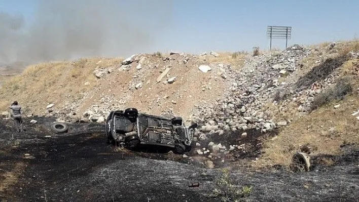 Şarampole yuvarlanan otomobil  alev aldı:  2 yaralı
