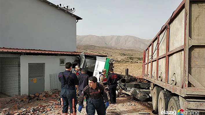 Duvarı delen araçtaki sürücü, olay yerinde hayatını kaybetti