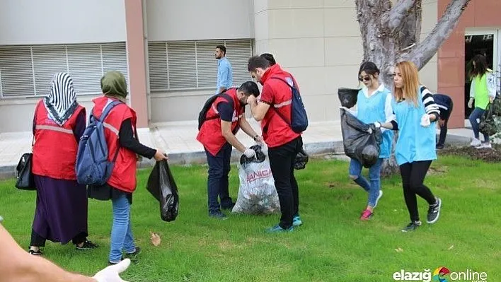 FÜ öğrencileri, çöpleri topladı