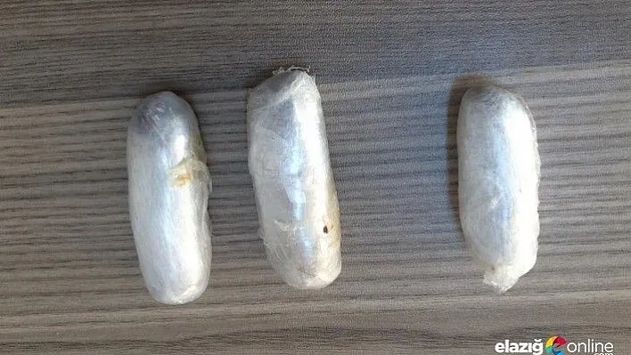 Uyuşturucuyu makatlarına gizlemişler!