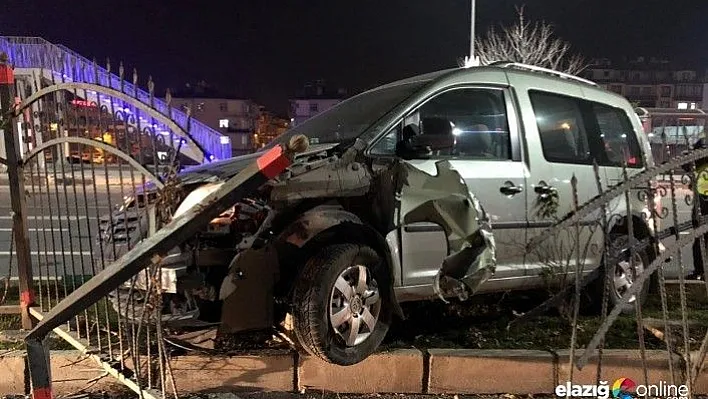 Hafif ticari araç, demir korkuluklara çarptı