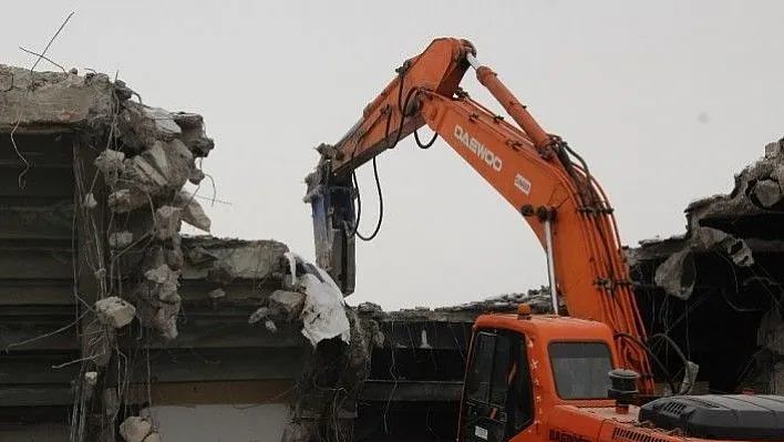 Elazığ'da stadyumun yıkımı başladı