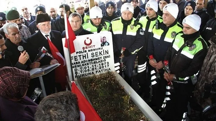 İzmir Kahramanı Şehit Fethi Sekin için kabri başında anma töreni