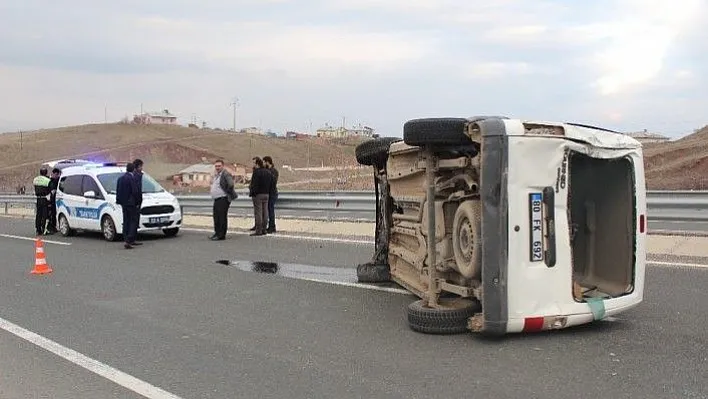 Midibüsün çarptığı hafif ticari araç yan yattı