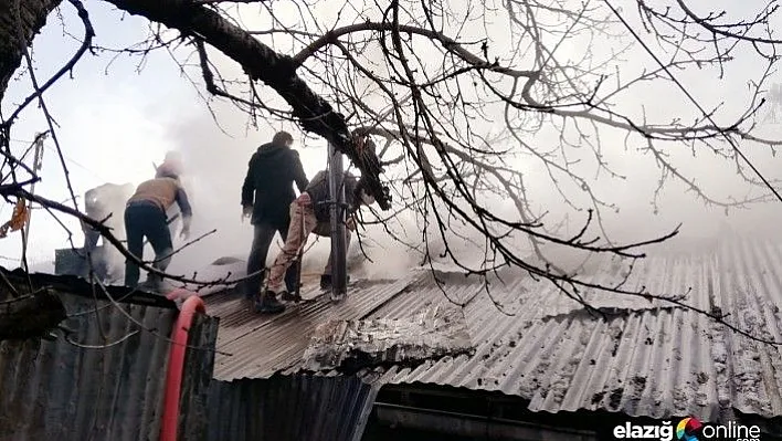 Palu'da yangın, iki evin çatısı zarar gördü