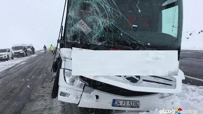 Elazığ-Bingöl yolunda otobüs, tıra çarptı!