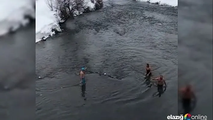 Elazığlı 3 arkadaş buz gibi Munzur Çayı'nda yüzdü
