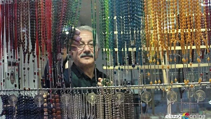 Gündüzleri tespih işliyor, akşamları &quotKanun" çalıyor