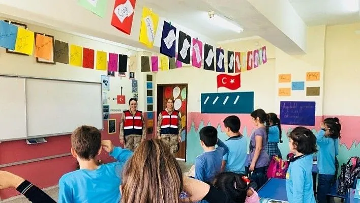 Jandarmadan öğrencilere seminer