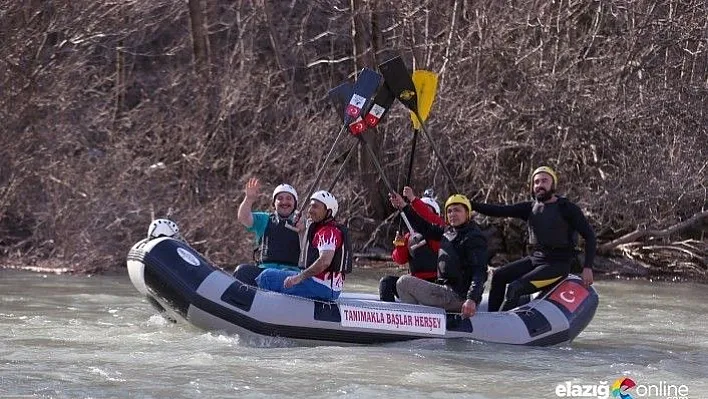 Bakan Varank, Munzur'un buz gibi suyunda rafting heyecanı yaşadı