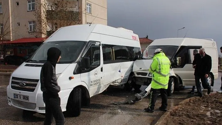 Elazığ'da öğrenci servisi ile minibüs çarpıştı: 4 yaralı