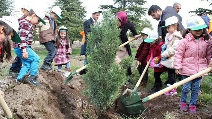 Elazığ'da öğrencilerle fidan dikme etkinliği