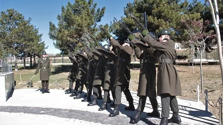 Elazığ'da şehitler saygı atışı ile anıldı