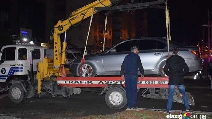 Kaza yapan araç sürücüsü otomobili bırakıp kaçtı: 2 yaralı