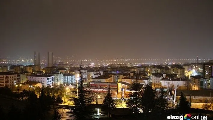 Elazığ'da gök yarıldı, şimşekler geceyi gündüze çevirdi!