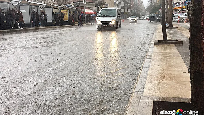 Elazığ'da kısa süreli dolu yağışı etkili oldu