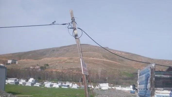 Fırtına çatıları uçurdu, direkleri devirdi