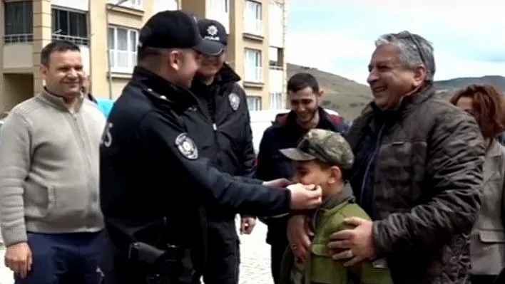 Kavgaya giden polise, konfetili sürpriz