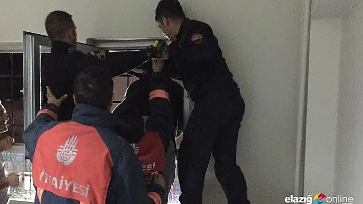 Başı demir korkuluklara sıkışan şahıs kurtarıldı
