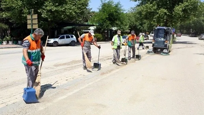 Elazığ Belediyesi, afetin izlerini siliyor