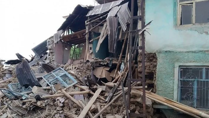 Elazığ'daki şiddetli yağış 2 kerpiç evi yıktı